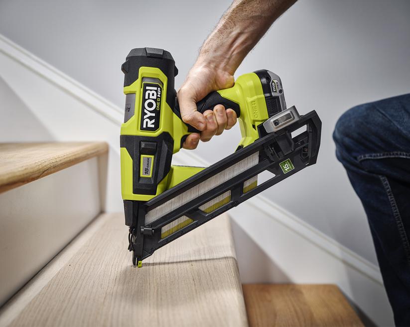 Бесщёточный двигатель и 1500 гвоздей на одном заряде. Ryobi показали аккумуляторный гвоздезабиватель PBL375B / Инструменты и запчасти / iXBT Live