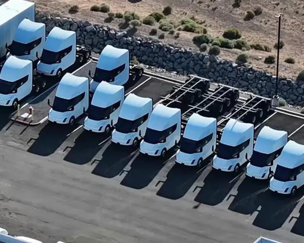 На выходе с завода Tesla было замечено большое количество грузовиков Tesla Semi / Авто и транспорт / iXBT Live
