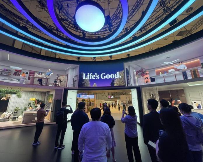 Samsung Electronics и LG Electronics в этом году на выставке потребительских технологий IFA сосредоточились на том, как преодолеть разрыв между искусственным интеллектом (ИИ) и потребителями / Техника для дома / iXBT Live